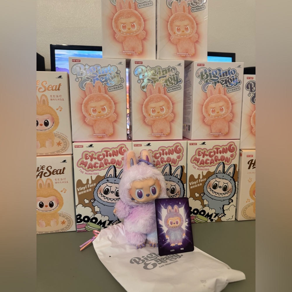 LAST CHANCE 100% Authentic Labubu Blind Box!!